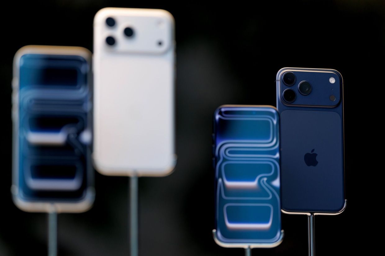 Apple iPhone 17 shoppers notice scratches on blue Pro, black Air