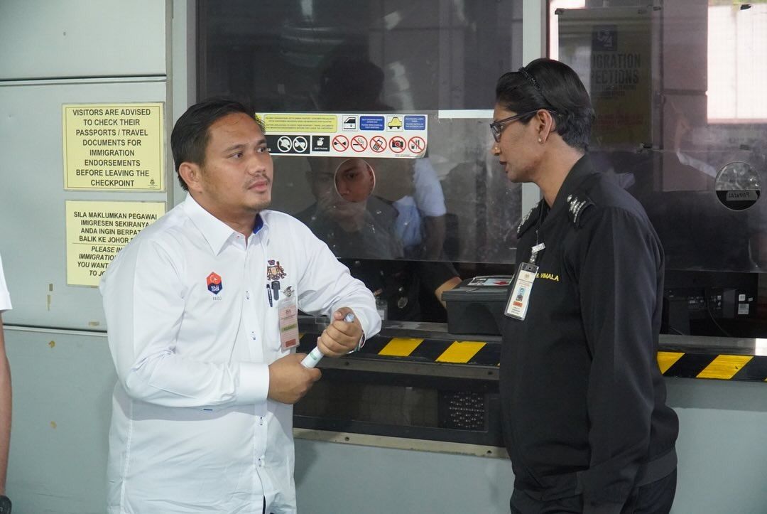 Johor works, transportation, infrastructure and communication committee chairman Mohamad Fazli Mohamad Salleh in white talking to Malaysian Border Control and Protection (AKPS) assistant commander Vimala Ramalinggam at theBangunan Sultan Iskandar Customs, Immigration and Quarantine Complex (BSI) in Johor Baru.