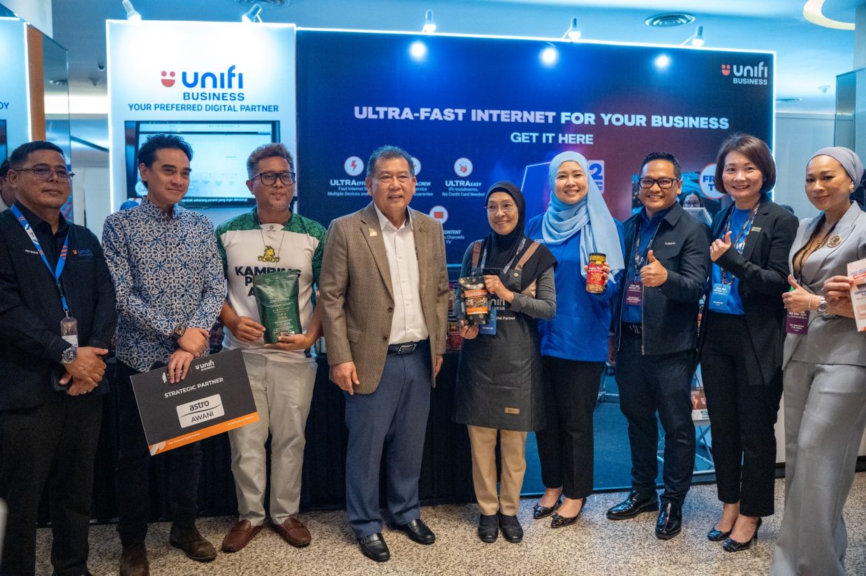 Deputy Digital Minister Datuk Wilson Ugak Kumbong (fourth from left) with (from fourth right to far right) Unifi consumer strategy and business chief commercial officer Shanti Jusnita Johari, vice president Dr Mohammad Yusman Ammeran, CTOS data systems chief operating officer Lee Shin Mei and LHDN tax operations department e-invoice division director Dr Rasyidah Che Rosli, alongside representatives from Unifi Business, Astro and exhibitors at the Impak Biz launch event.