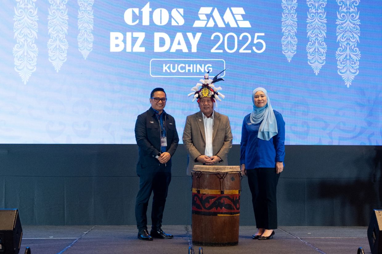 Deputy Digital Minister Datuk Wilson Ugak Kumbong (centre) poses with Unifi consumer strategy and business chief commercial officer Shanti Jusnita Johari (right) and vice president Dr Mohammad Yusman Ammeran (left) during the launch of the Impak Biz programme.