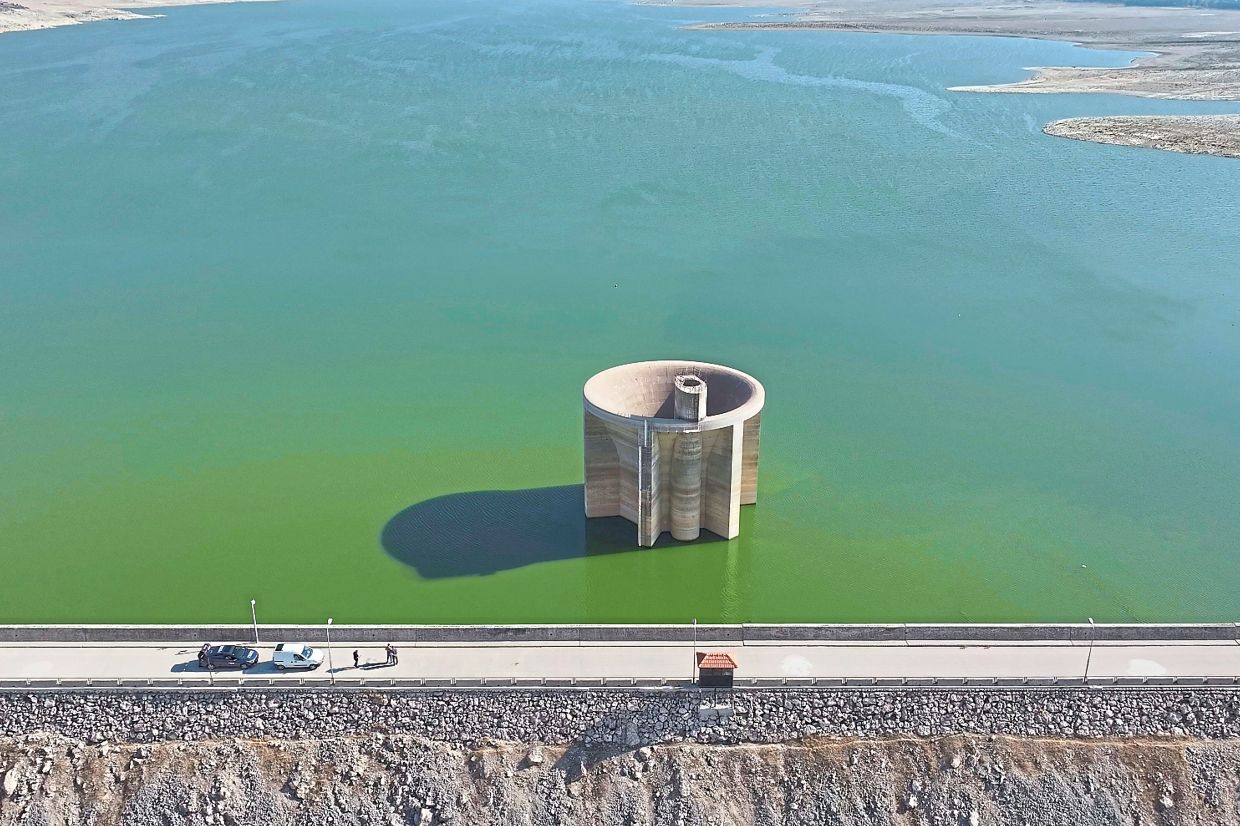 Dramatically low water levels at Lake Qaraoun – the result of a drought following heat waves and a winter with very scarce precipitation. — AP