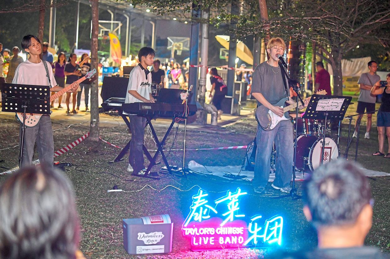 A live band performance carrying the event past midnight.