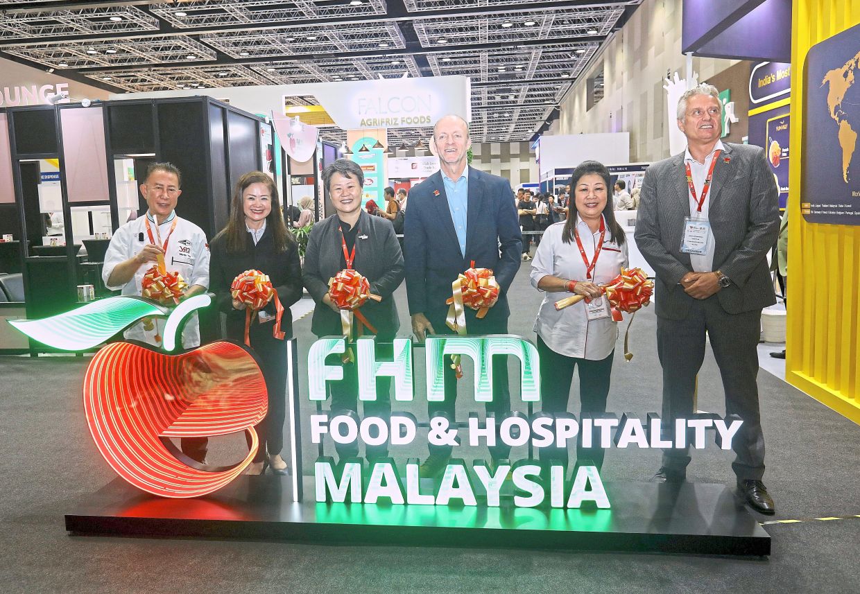Showcasing the best: (From left) Celebrity chef Martin Yan, Toh, Tan, Roberts, organising chairman of Culinaire Malaysia 2025 and MAH vice president, Shirley Lai and Informa country general manager Gerard Leeuwenburgh at the opening ceremony at the Kuala Lumpur Convention Centre. — AZLINA ABDULLAH/The Star
