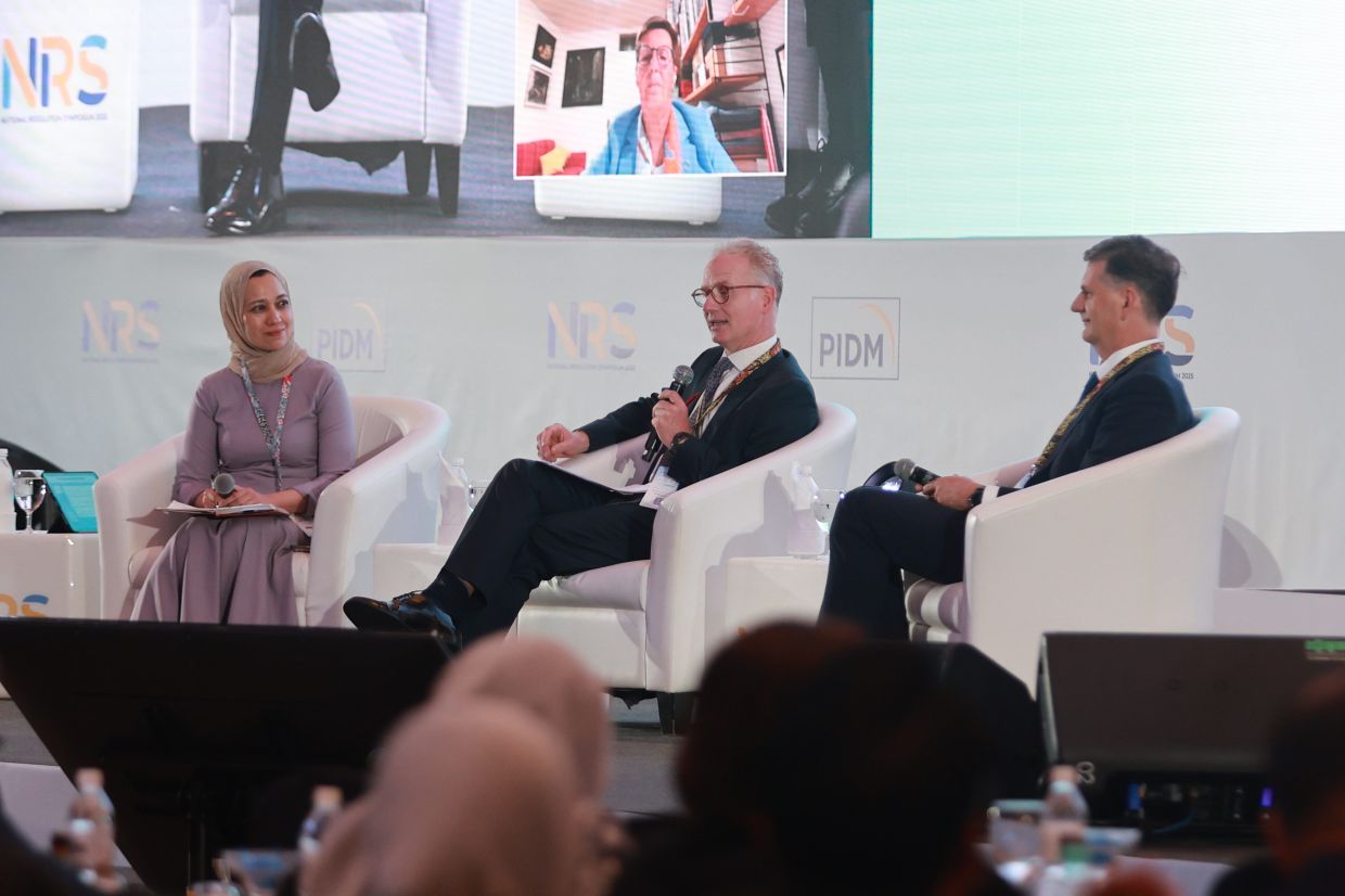 (From left) Afiza, Davis, Szczęsny and König (connected via video on screen behind), discussed crisis preparedness and how resolution planning helps protect financial stability.