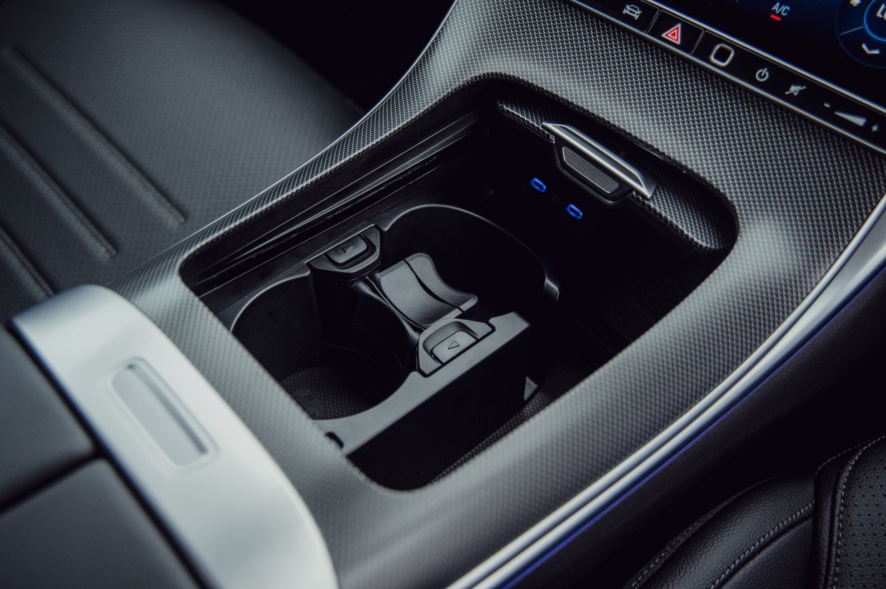 Convenience is elevated with the Parking Package featuring a 360° camera for complete all-round visibility, alongside the USB Package Plus offering multiple fast-charging ports for driver and passengers.