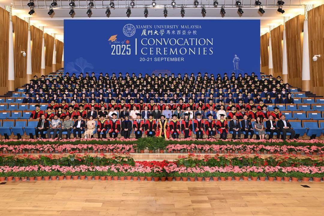 Shaping a new generation of global leaders 1 A total of 1,439 students recently graduated from Xiamen University Malaysia, bringing the number of its graduates to 7,741 to date.