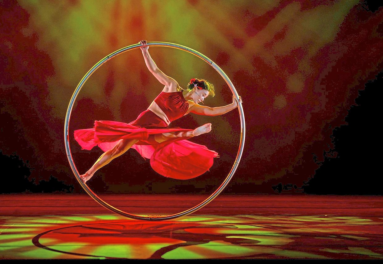 Mu Zhao Rolling Hoop CulturalArts Troupe - China.