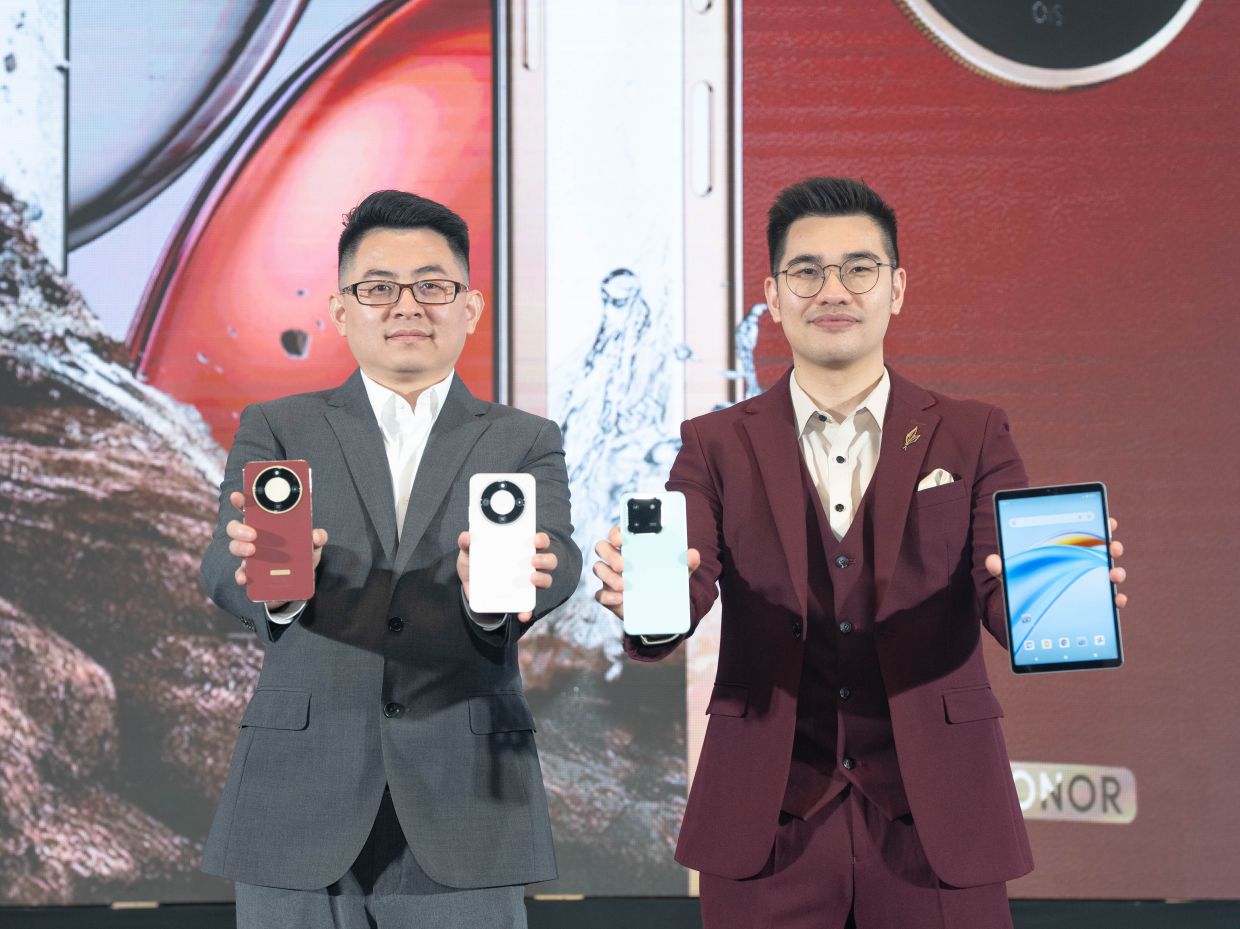 Li (left) and Jefri (right) at the grand launch of the HONOR X9d 5G on Wednesday evening.