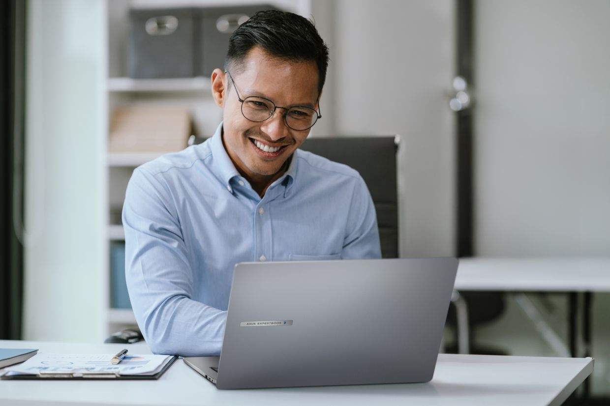 The new Asus ExpertBook PM3 laptop comes in two stylish colours, Misty and Grey.