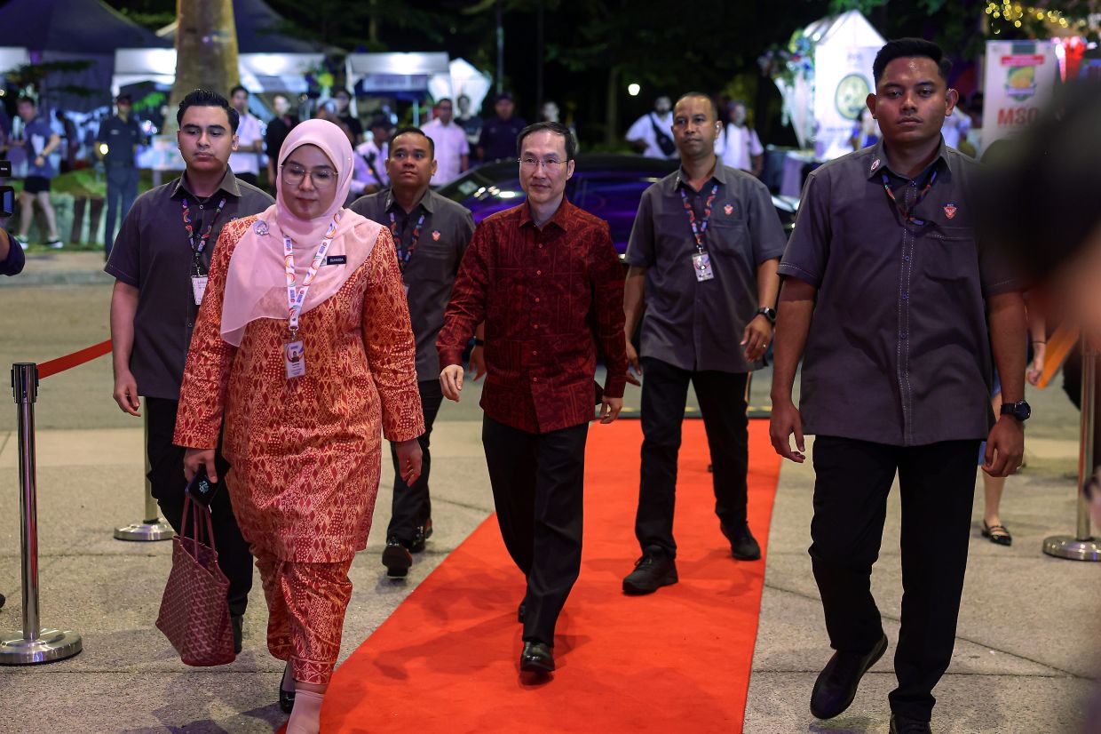 KUALA LUMPUR: Singapore Permanent Secretary (Energy and Trade) Ministry of Trade and Industry Augustine Lee arriving at the 57th Asean Economic Ministers’ Meeting (AEM) and Related Meetings Gala Dinner at Taman Botani Perdana Kuala Lumpur. -- fotoBERNAMA 