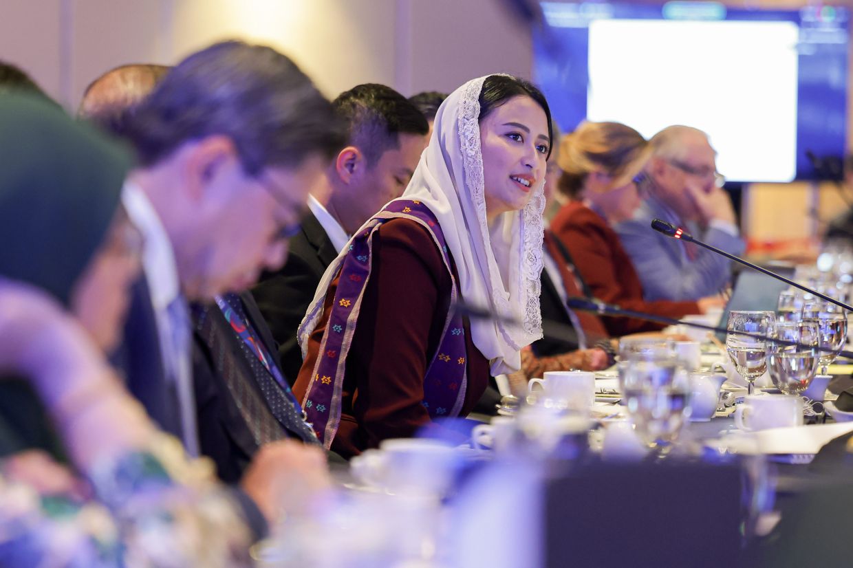 Indonesia’s Deputy Minister of Trade, Dyah Roro Esti Widya Putri, speaks during the Working Lunch of the 13th East Asia Summit Economic Ministers' Meeting, held in conjunction with the 57th ASEAN Economic Ministers’ Meeting (AEM) and Related Meetings at the Malaysia International Trade and Exhibition Centre (MITEC) on Thursday (Sept 25). -- fotoBERNAMA 