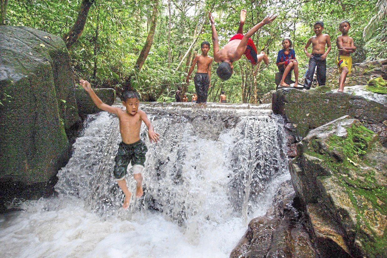 One of the precautions that can be taken to prevent being infected with N. fowleri is to avoid activities that can force water up one’s nose while in natural waters like a river or waterfall. — Filepic