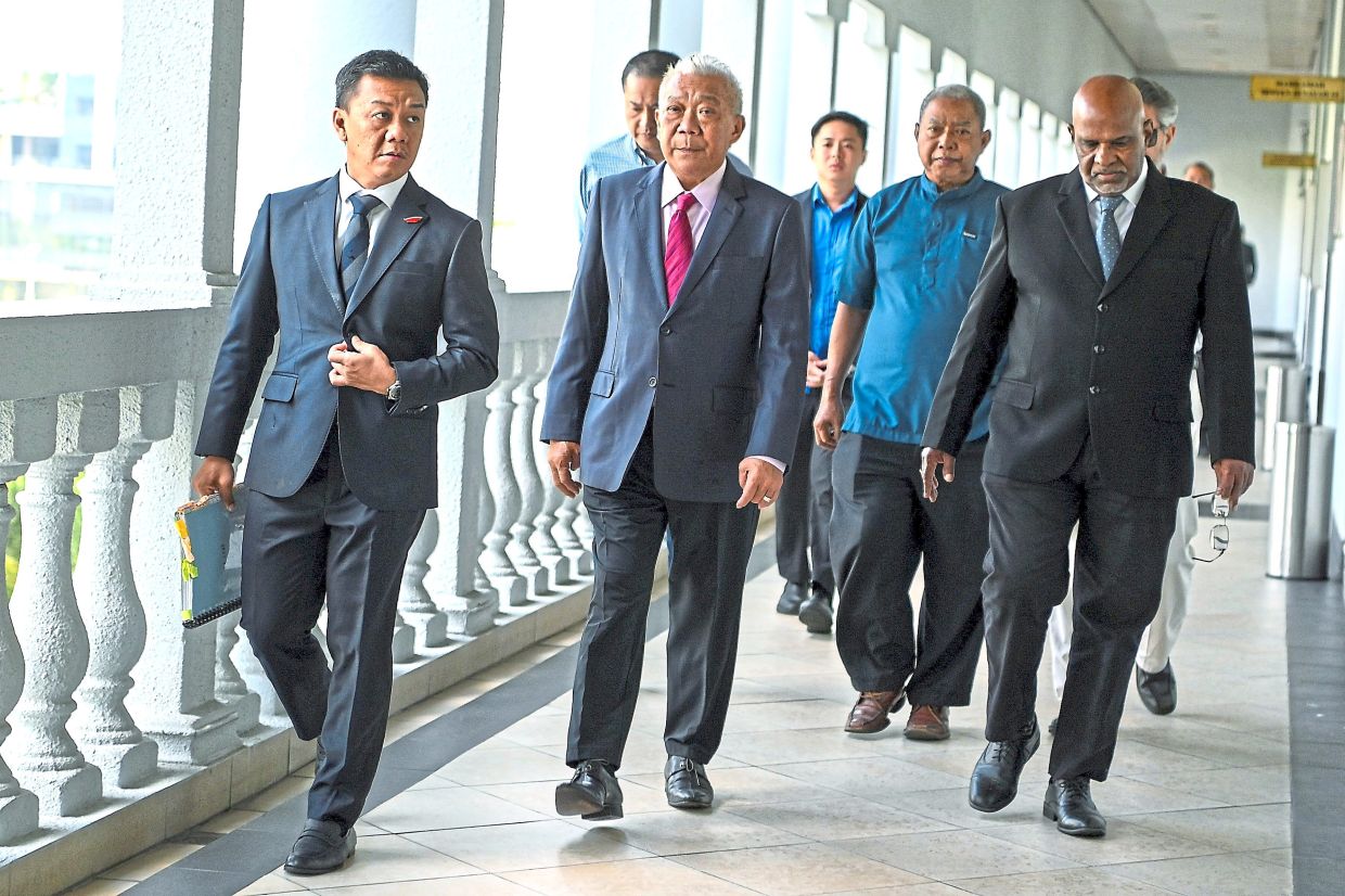 Out of the loop: Bung Moktar (second from left) testified that there were no discussions, meetings or requests between himself and the unit trust agents concerning any commission. — Bernama