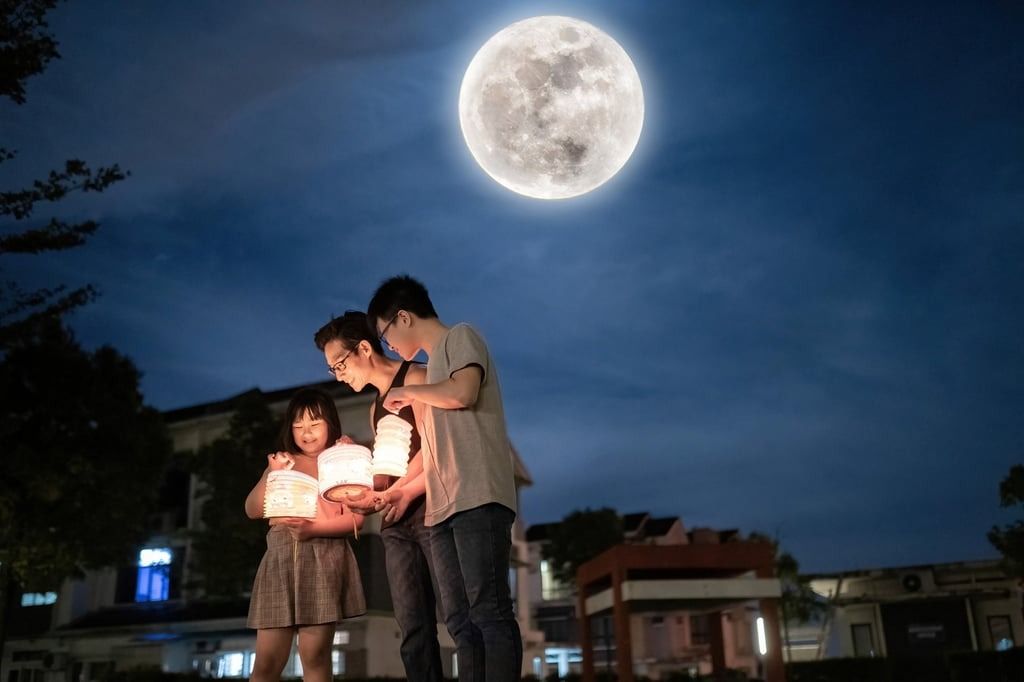 Traditional folk activities, including moon worship, moon chasing, and heartfelt prayers to the moon, have been cherished and passed down through generations. -- Photo: Getty Images