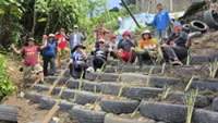 Volunteers build eco-gabions to stabilise slopes after Penampang downpour