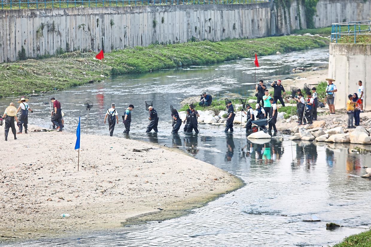 About 150 volunteers taking part in World Clean-up Day at Sungai Kayu Ara retention pond in Kampung Chempaka, Petaling Jaya. — Photos: LOW LAY PHON/The Star