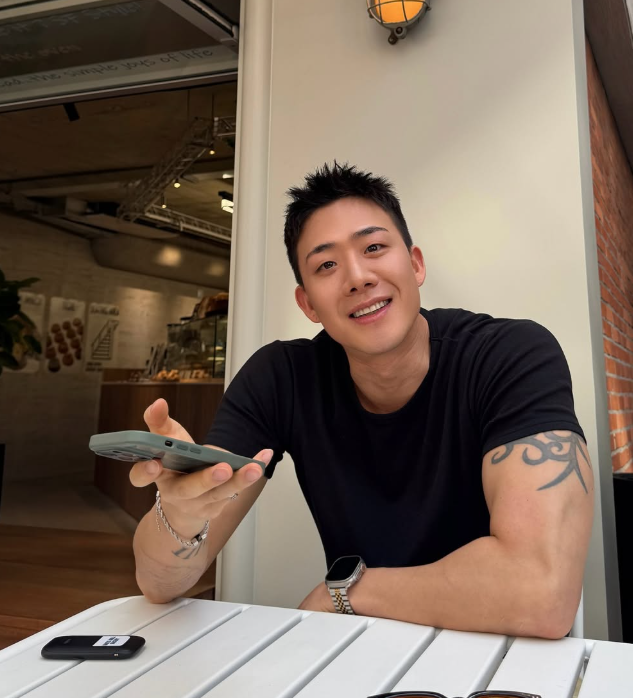 Cha Hyun-seung was a contestant of the first season of Single’s Inferno and Physical: 100. He is also active as a YouTuber and actor.