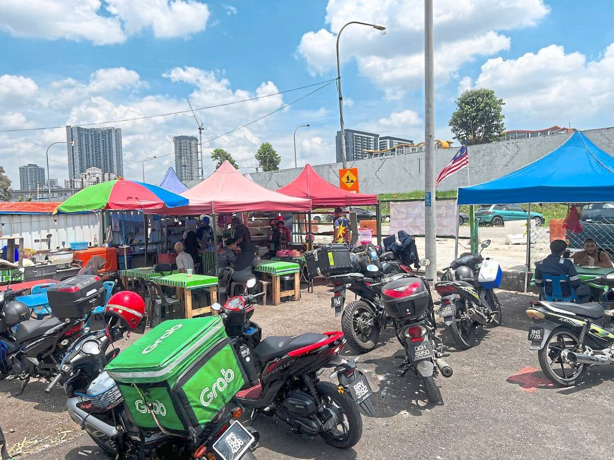 A licensed trader at PPR Lembah Subang 1 had to relocate to a corner spot after the red-marked lot allocated to them was occupied by vehicles.