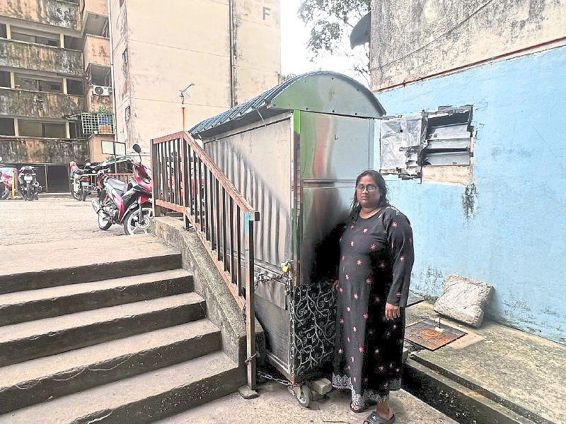 Thulasimalar finds it difficult to push her mobile stall to new trading site at PPR Lembah Subang 1.
