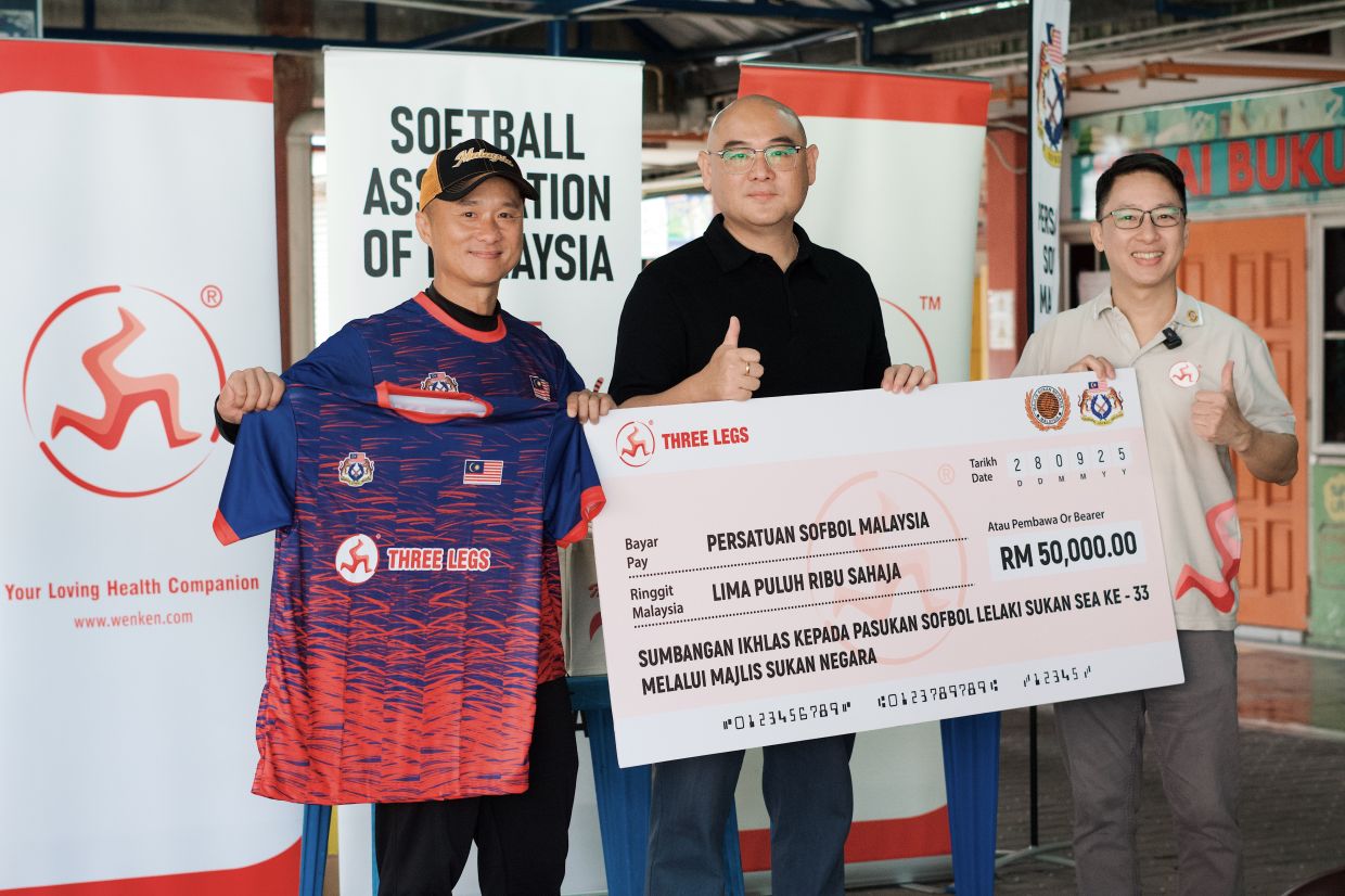 Lim (right) presenting a mock cheque to Malaysia Men’s Softball Team manager Anthony Woon (left) and Softball Association Malaysia president Willeam Mah (centre) for the Sea Games 2025 in Bangkok, Thailand.
