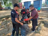 Schoolkids clean up Pantai Puteri in conjunction with World Cleanup Day