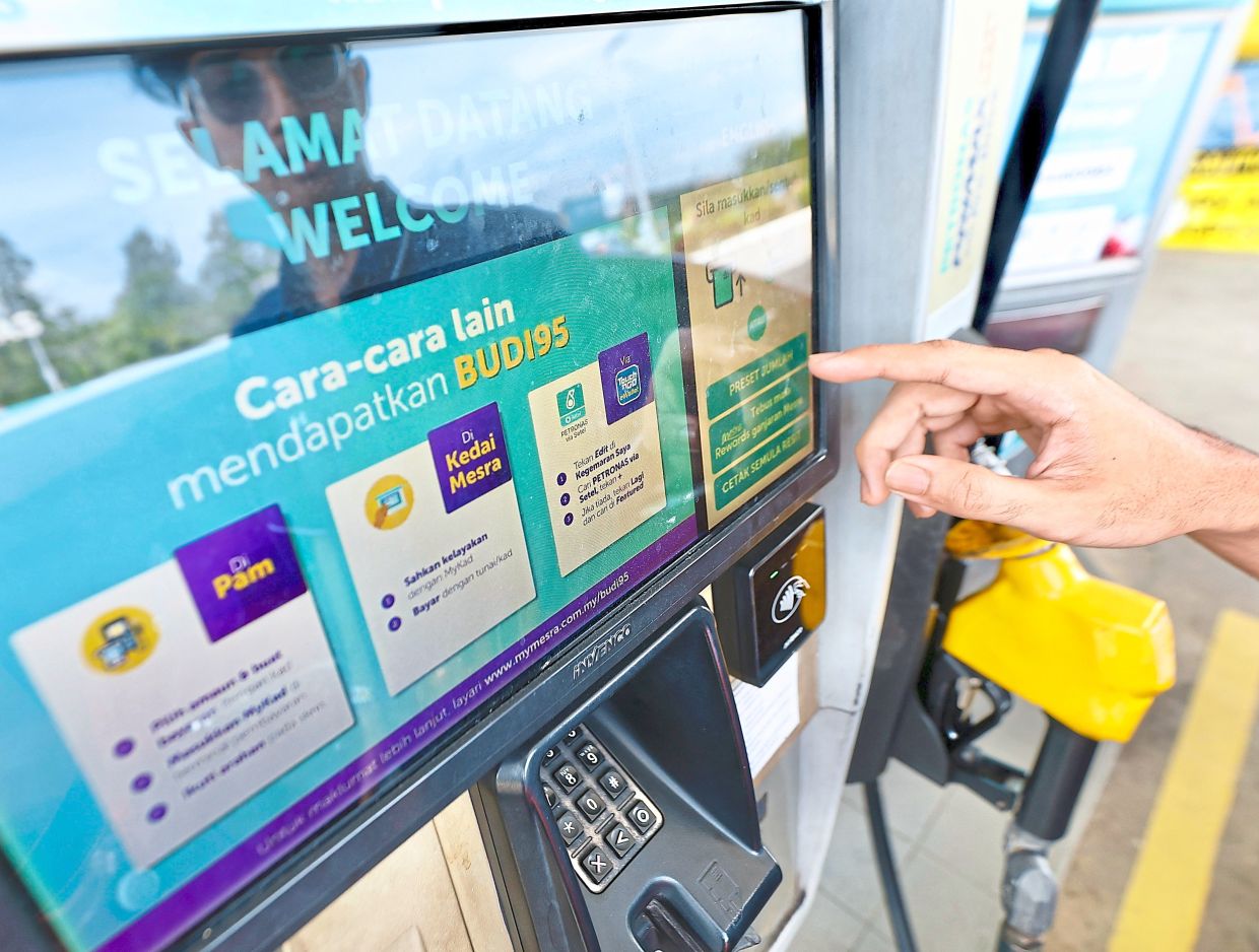 Smooth ride: A motorist fuelling up on RON95 with the Budi95 subsidy at a petrol station in the Klang Valley. — FAIHAN GHANI/The Star