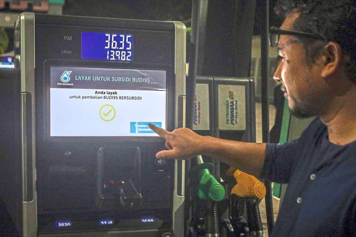 Early bird: A motorist using the Budi95 subsidy just after the initiative’s midnight rollout. — Bernama