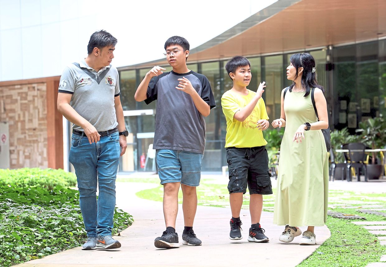 Sign language helps strengthen communications betweenparent and child. Photo: Filepic