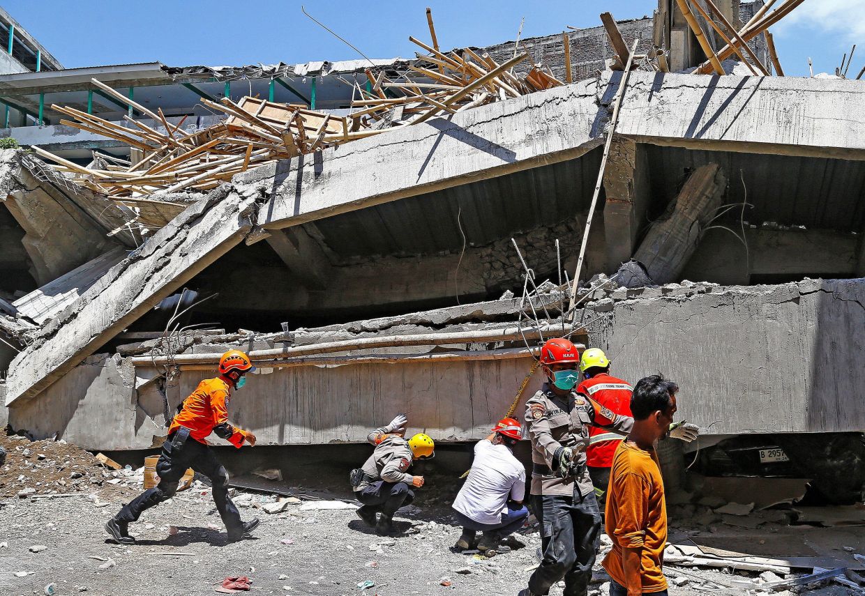 Search and rescue operations search for victims in the rubble of a collapsed building after a hall collapsed while students were praying at the Al-Khoziny Islamic boarding school, in Sidoarjo, East Java province, Indonesia, October 1, 2025. - Photo: Reuters