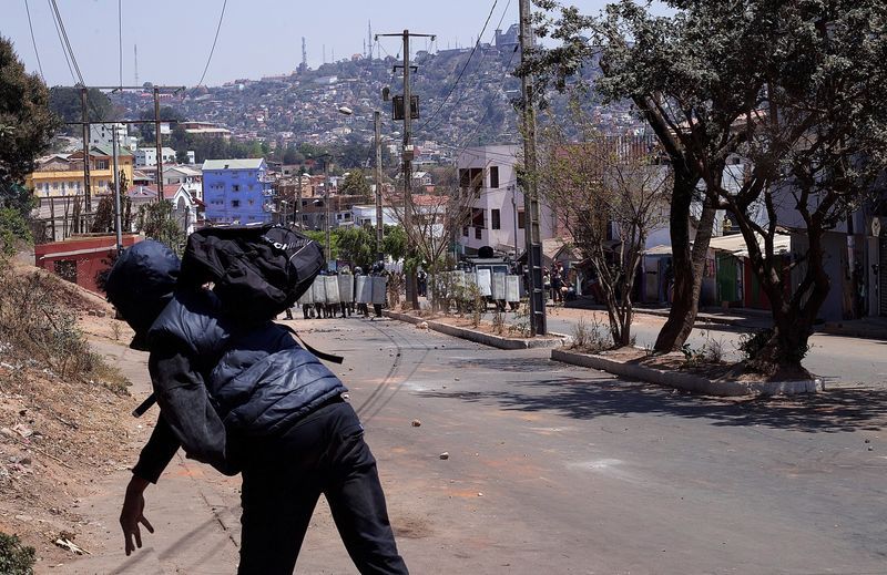 Madagascar protesters demand president's resignation in fifth day of rallies 1 3549494