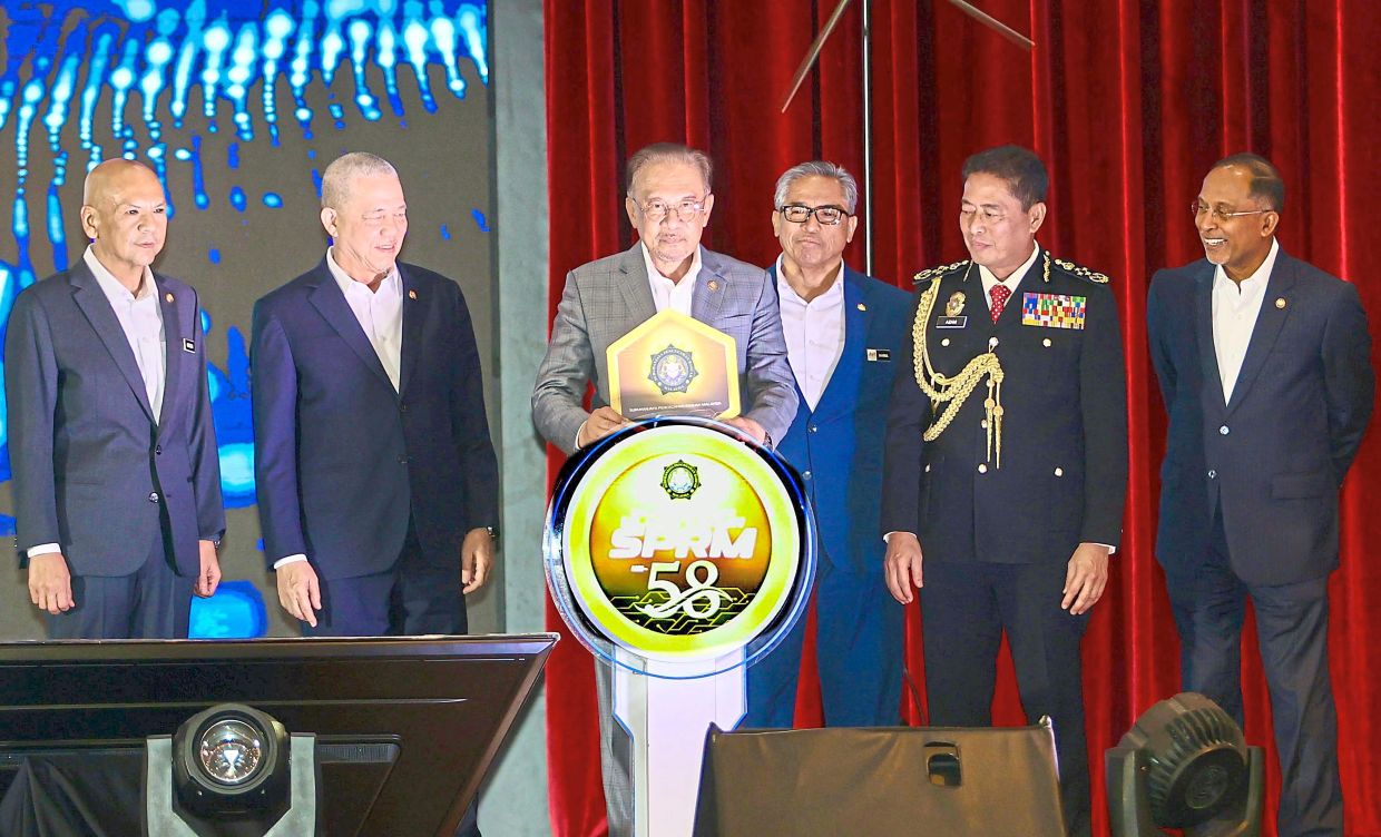 To a cleaner nation: Anwar launching the 58th anniversary celebration of MACC in Putrajaya. With him are (from left) Domestic Trade and Cost of Living Minister Datuk Armizan Mohd Ali, Deputy Prime Minister Datuk Seri Fadillah Yusof, Chief Secretary to the Government Tan Sri Shamsul Azri Abu Bakar, Azam and Higher Education Minister Datuk Seri Dr Zambry Abd Kadir. — LOW BOON TAT/The Star