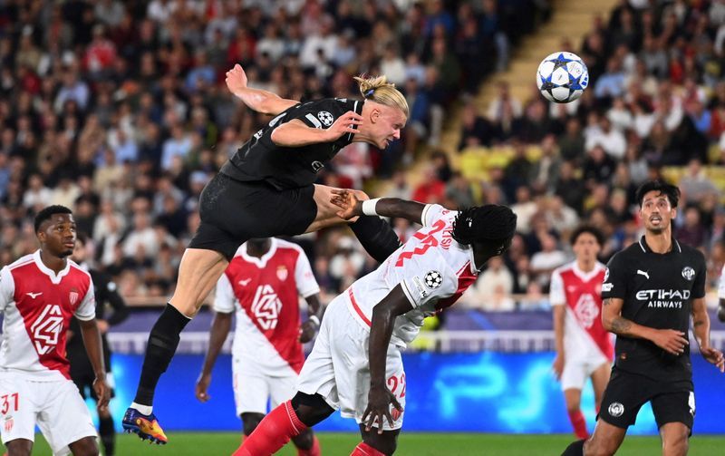 Soccer-Late penalty gives Monaco 2-2 draw with Man City