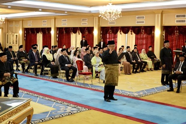 Sabah Speaker Datuk Seri Kadzim M Yahya taking oath for a second term.at Istana Seri Kinabalu.