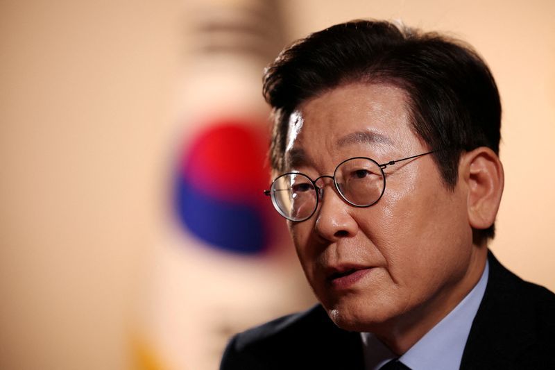 South Korea's Lee urges North to consider resuming family reunions 1 3552369