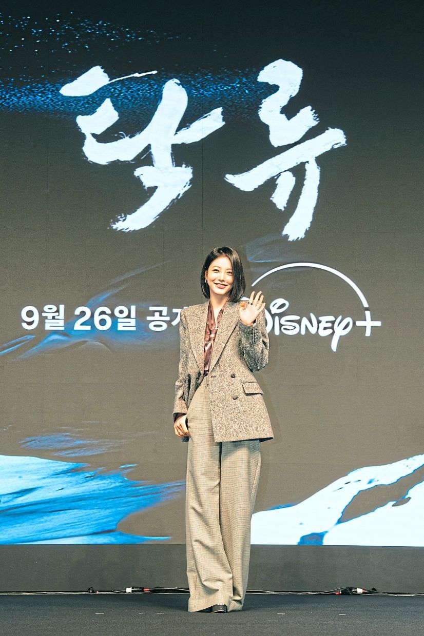 Shin stars as a savvy salesperson running Joseon’s most successful merchant group.