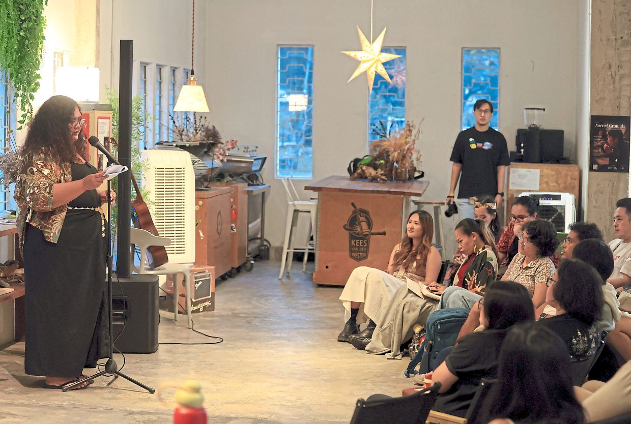 With her performance, The South East Asian Poet (left) pulls the audience into the story. Photo: The Star/Chan Tak Kong 