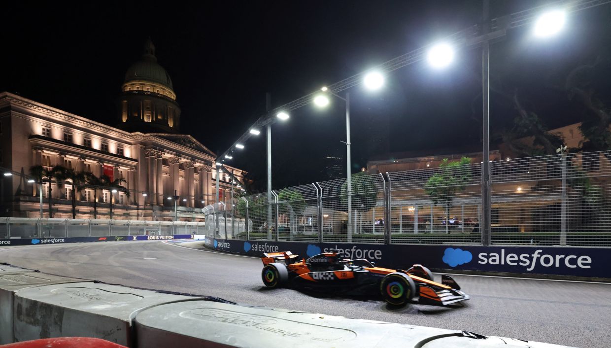 McLaren's Oscar Piastri during practice: Formula One F1 - Singapore Grand Prix - Marina Bay Street Circuit, Singapore - Friday, October 3, 2025. -- Photo: REUTERS/Athit Perawongmetha