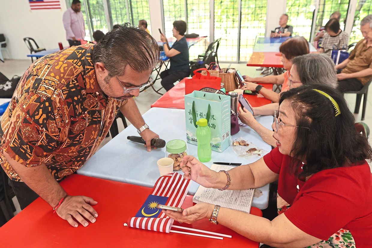 Senior citizens of Bukit Gasing and other areas of Selangor during digital literacy class held every Wednesday from 10 am to 12pm at MBPJ Balairaya Seksyen 17/1 by Bukit Gasing assemblyman Rajiv Rishyakaran .—LOW BOON TAT/The Star