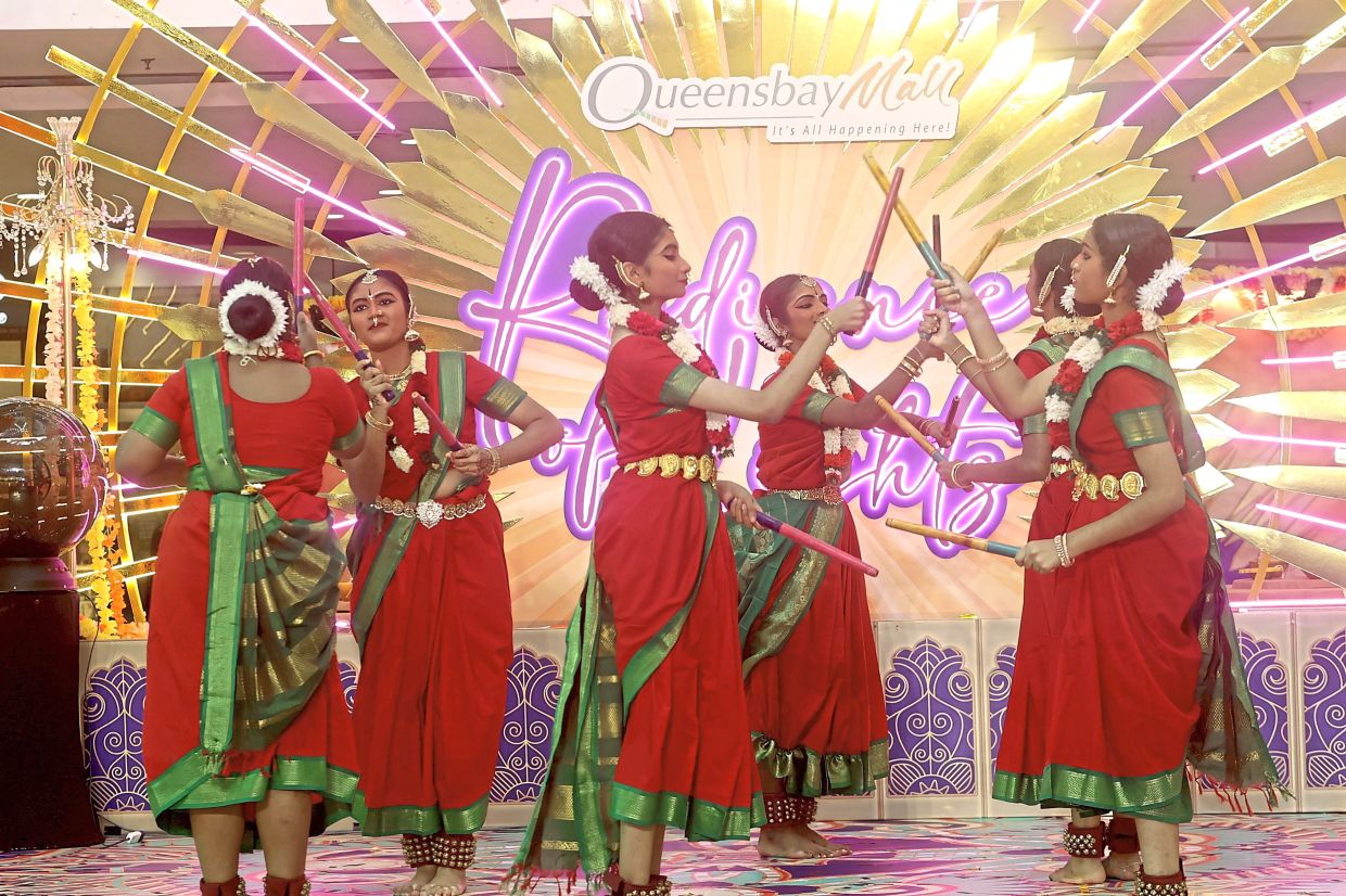 Dancers performing ‘kolattam’ at Queensbay Mall.