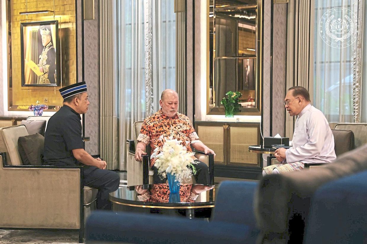 Showing concern: His Majesty Sultan Ibrahim granting an audience to Anwar and Inspector-General of Police Datuk Seri Mohd Khalid Ismail. — Photo courtesy of Sultan Ibrahim Sultan Iskandar’s Facebook