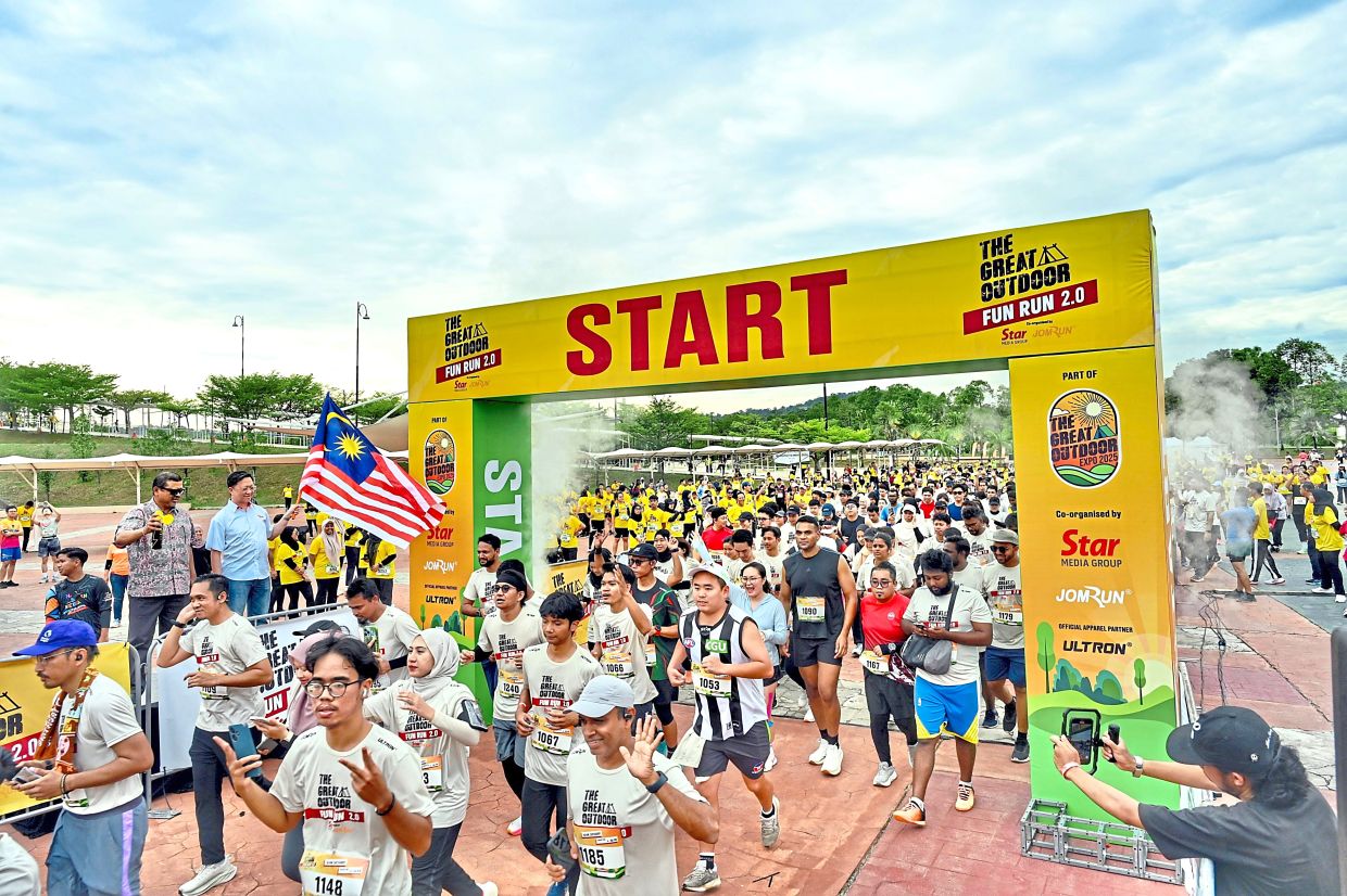 有趣的跑步：Manoharan（最左边），Chan在TGO 2025上宣传了Fun Run的参与者。