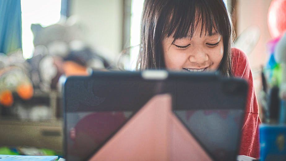 Children online: Play or prey? 1 3554909