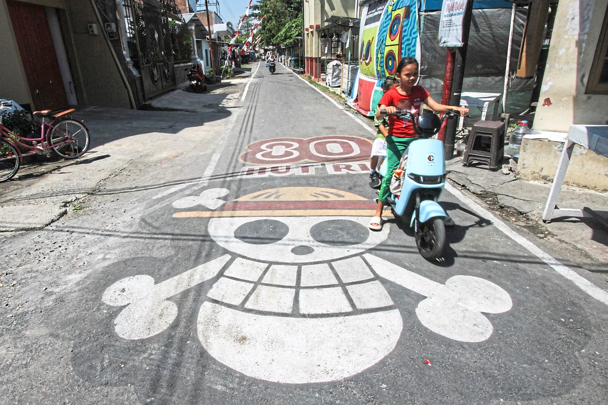 Born in the cult manga series 'One Piece', the cartoon skull and crossbones has in recent weeks become the flag of anti-establishment demonstrations worldwide. Photo: AFP
