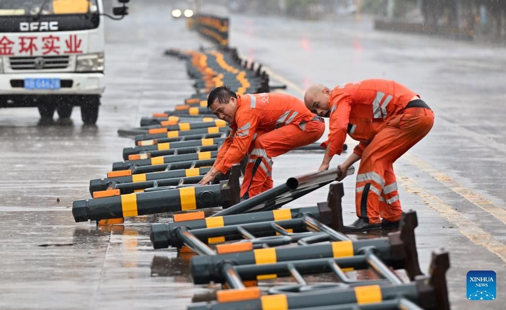 Staff members remove lane dividers in a street in Haikou, South China's Hainan province, on Oct 5, 2025. - Photo: Xinhua