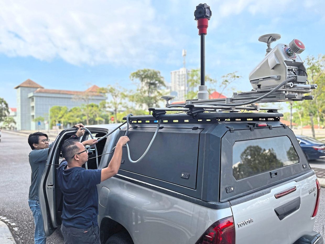Of tech and arboriculture: How digital tools are revolutionising tree maintenance in Malaysian cities 3 A lidar scanner mounted on a vehicle capturing data for smart urban forestry management. — TM