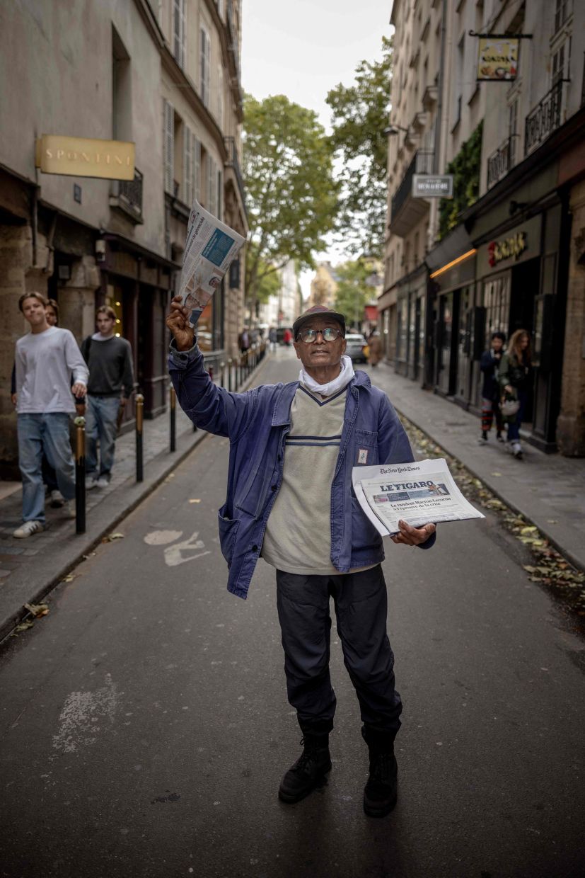 Akbar mainly sells copies of the French daily Le Monde.