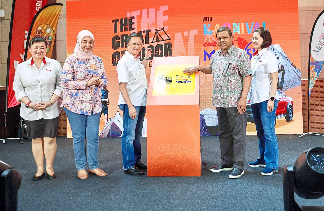 Tourism Malaysia director-general Datuk Manoharan Periasamy (second from right) and Star Media Group (SMG) chief executive officer Chan Seng Fatt (centre) at the launch of TGO in collaboration with KCCM at MAEPS, Serdang. also in attendance are (from left) SMG chief content officer Datin Paduka Esther Ng, Tourism Malaysia deputy director-general Datuk Rafidah Idris and SMG chief operating officer Lydia Wang. — LOW LAY PHON/The Star