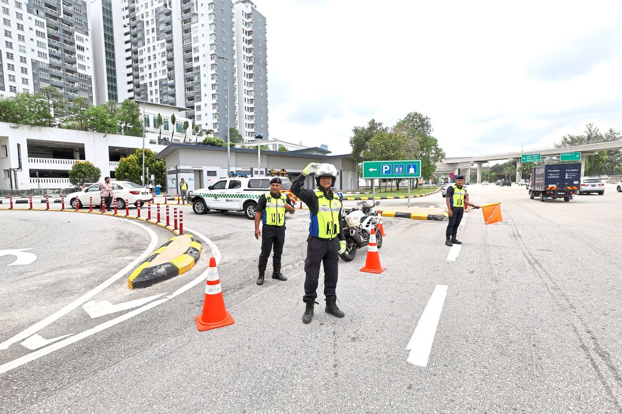 PLUS Ronda personnel ensuring safety while attending to a breakdown along the New Klang Valley Expressway.