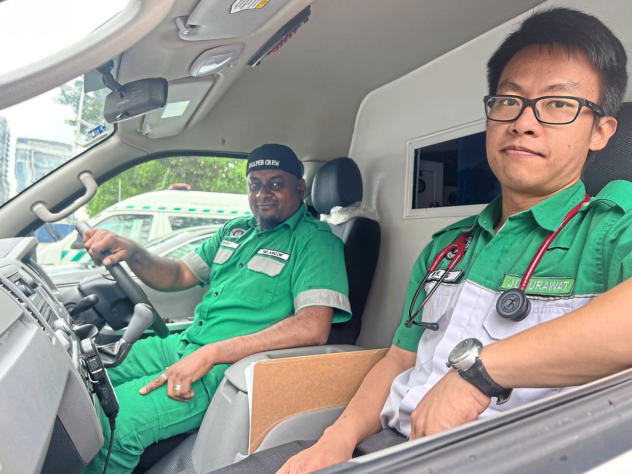 Terence (left) and Ng in their ambulance.