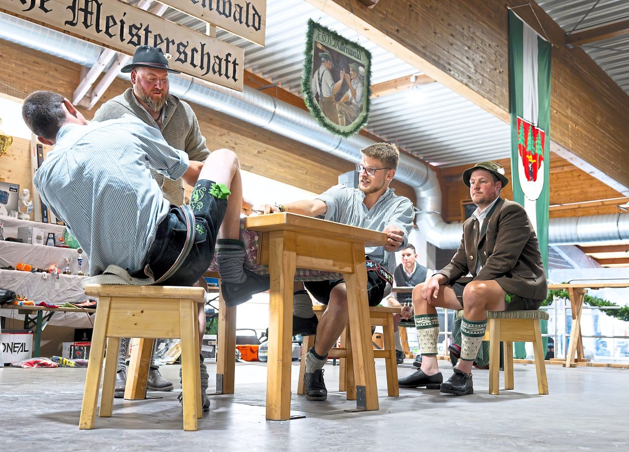 During the competition, opponents sit opposite each other on stools at a table and try to pull their opponent towards them by their finger.
